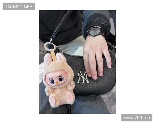 周冠宇随手出街那件外套像是把整条街买下了，我连快递都不配催